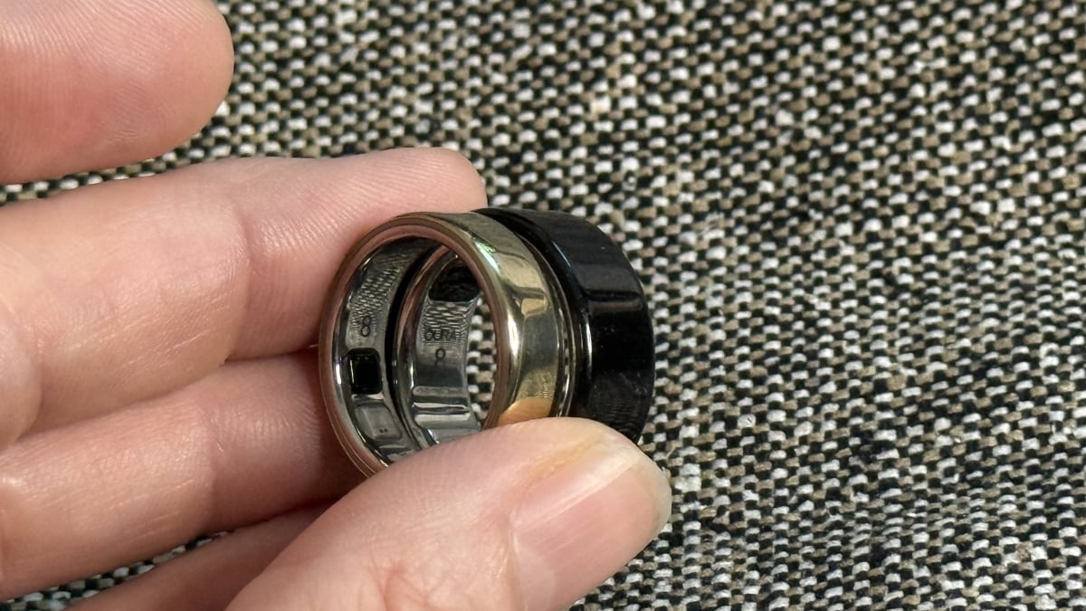 Anéis na minha mão. Da esquerda para a direita: anéis normais, Oura Ring 5 em ouro, Oura Ring 4 em preto