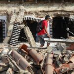 Venezuelanos escavam em busca de sobreviventes do terremoto enquanto o período de resgate de 72 horas se aproxima do fim