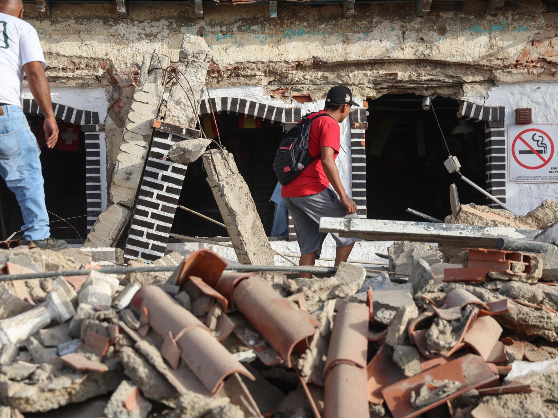 Venezuelanos escavam em busca de sobreviventes do terremoto enquanto o período de resgate de 72 horas se aproxima do fim