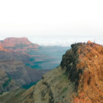 Viajantes indianos adotando o planejamento de viagem inicial para escapar do verão