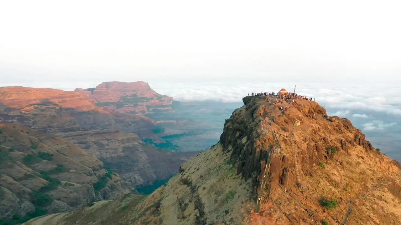 Viajantes indianos adotando o planejamento de viagem inicial para escapar do verão