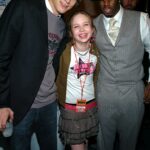 Um vídeo de 2003 que parece mostrar Sean ¿ Diddy ¿ Combs convidando a então atriz Daveigh Chase, de 12 anos, para uma ¿pós-festa¿ ressurgiu online após a notícia de sua morte aos 35 anos; Acima, Ashton Kutcher, Daveigh Chase e Sean 'Diddy' Combs em 2002