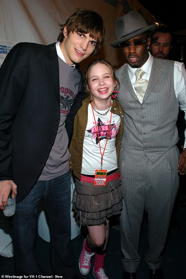 Um vídeo de 2003 que parece mostrar Sean ¿ Diddy ¿ Combs convidando a então atriz Daveigh Chase, de 12 anos, para uma ¿pós-festa¿ ressurgiu online após a notícia de sua morte aos 35 anos; Acima, Ashton Kutcher, Daveigh Chase e Sean 'Diddy' Combs em 2002