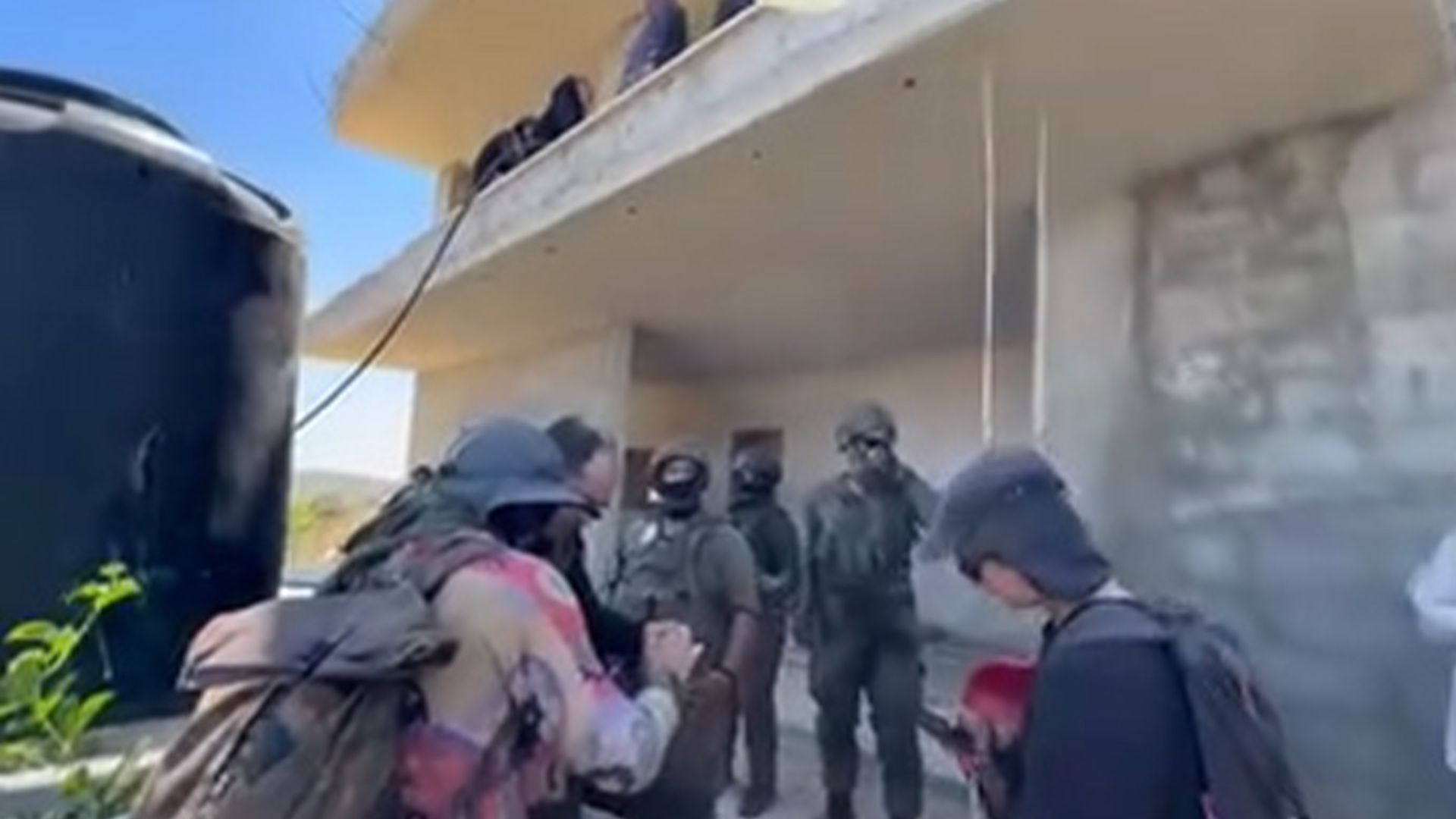 Vídeos mostram colonos israelenses tentando tomar casas na Cisjordânia ocupada