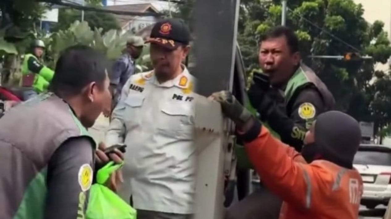 Viral Ojol Menangis Saat Motornya Diangkut Dishub, Rano Karno Turun Tangan hingga Petugas Minta Maaf