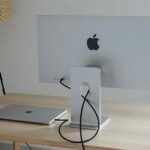USB4 versus Thunderbolt 4 | Cabo conectando um MacBook Pro a um monitor Apple