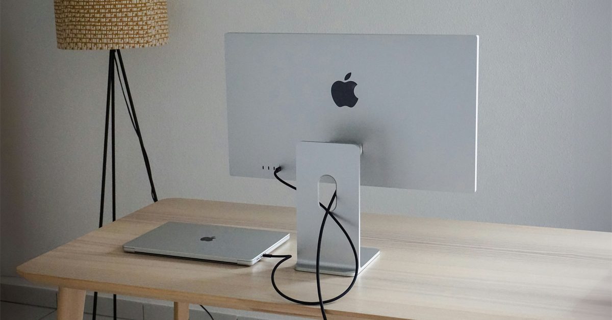USB4 versus Thunderbolt 4 | Cabo conectando um MacBook Pro a um monitor Apple