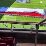 Um voluntário da Copa do Mundo ficou preso em uma faixa gigante antes de um jogo