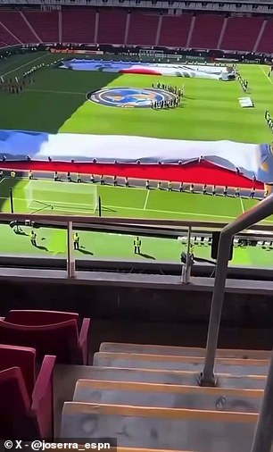 Um voluntário da Copa do Mundo ficou preso em uma faixa gigante antes de um jogo