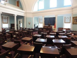 O plenário do Senado no Capitólio do Estado da Carolina do Norte.