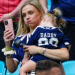 Nicole Shankland, esposa de Lawrence Shankland, sentou-se no estádio antes do início do jogo