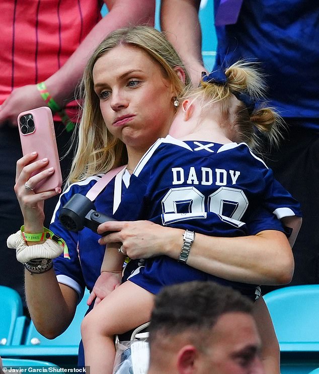Nicole Shankland, esposa de Lawrence Shankland, sentou-se no estádio antes do início do jogo