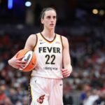 24 de junho de 2026; Indianápolis, Indiana, EUA; A atacante do Phoenix Mercury, Alyssa Thomas (25), chuta a bola, enquanto a armadora do Indiana Fever, Caitlin Clark (22), defende no primeiro tempo em Gainbridge Fieldhouse. Crédito obrigatório: Trevor Ruszkowski-Imagn Images
