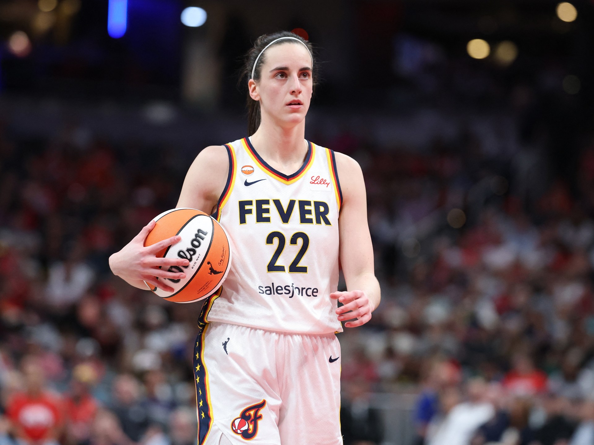 24 de junho de 2026; Indianápolis, Indiana, EUA; A atacante do Phoenix Mercury, Alyssa Thomas (25), chuta a bola, enquanto a armadora do Indiana Fever, Caitlin Clark (22), defende no primeiro tempo em Gainbridge Fieldhouse. Crédito obrigatório: Trevor Ruszkowski-Imagn Images
