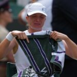 Wimbledon 2026: Emotional Swiatek sobrevive ao susto e começa a defesa do título com uma vitória nervosa