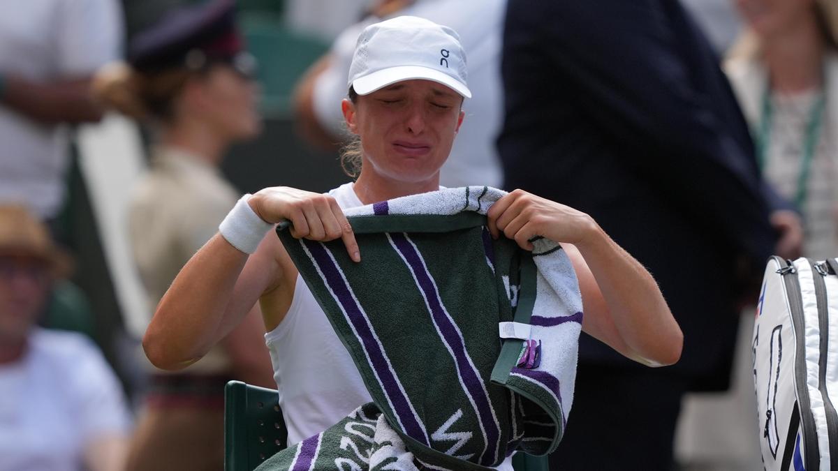 Wimbledon 2026: Emotional Swiatek sobrevive ao susto e começa a defesa do título com uma vitória nervosa