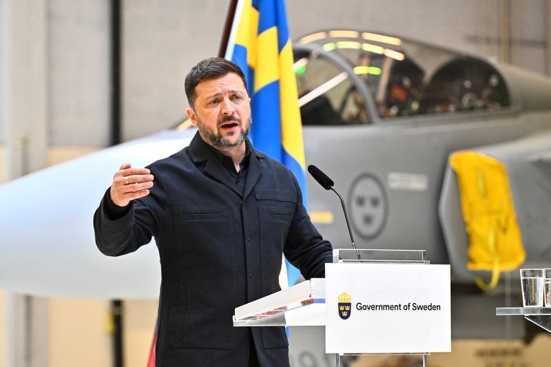 Zelenskiy diz que militares ucranianos podem atingir a logística russa ocupada em áreas