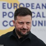 O presidente ucraniano Volodymyr Zelensky na 8ª cimeira da Comunidade Política Europeia em Yerevan, Arménia, em 4 de maio
