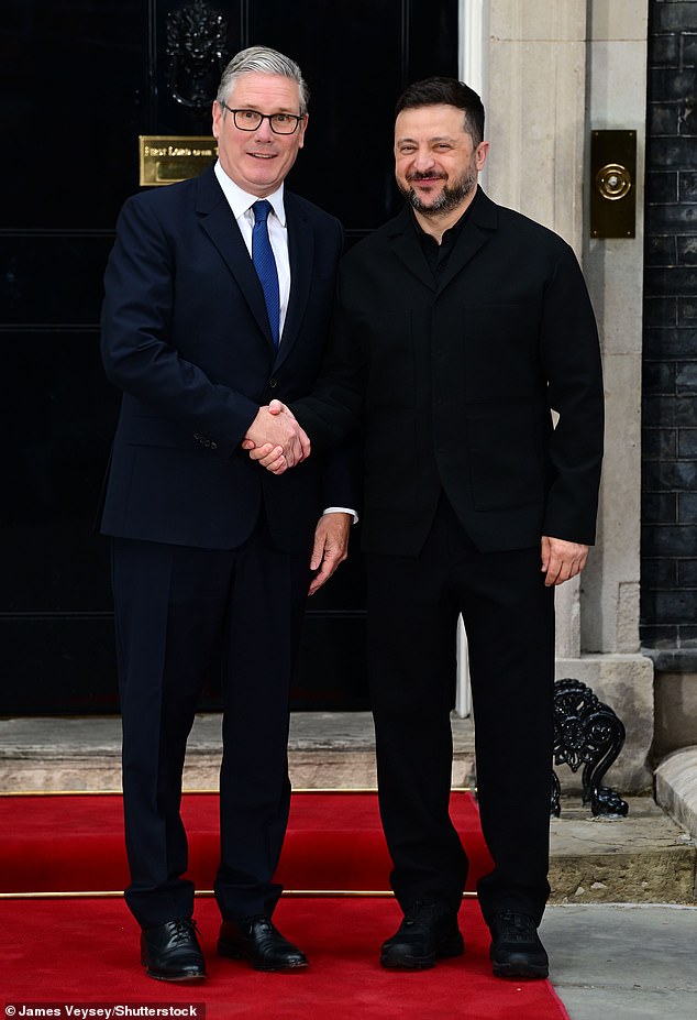 O Presidente da Ucrânia chegou a Downing Street para discutir o 'fortalecimento da Europa' numa reunião com Keir Starmer