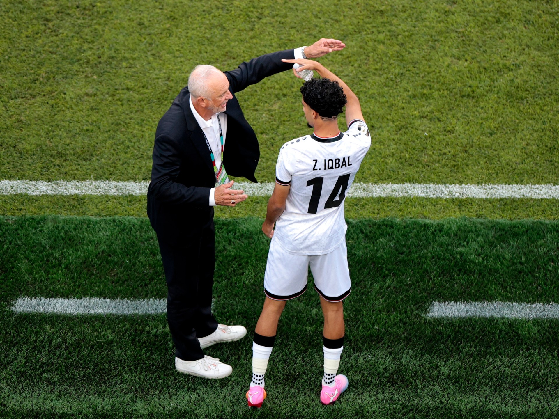 Futebol Futebol - Copa do Mundo FIFA - Eliminatórias AFC - Grupo B - Iraque x Indonésia - King Abdullah Sport City, Jeddah, Arábia Saudita - 11 de outubro de 2025 Zidane Iqbal do Iraque comemora seu primeiro gol com Merchas Doski REUTERS/Stringer