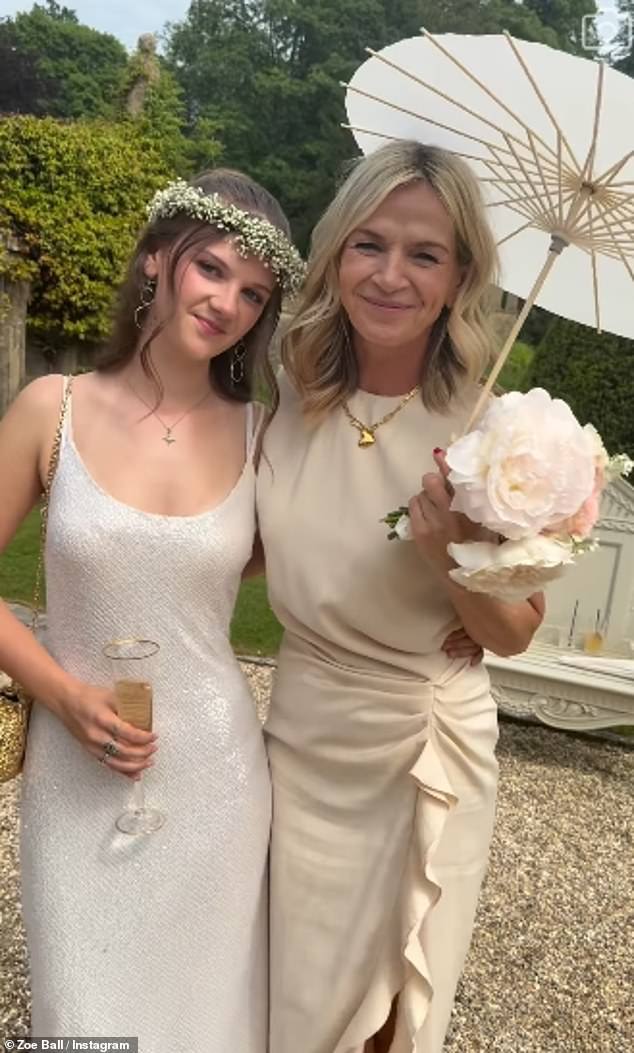 Zoe Ball se reuniu com seu ex-marido Norman Cook e sua filha dama de honra Nelly no casamento de sua amiga no fim de semana (foto Zoe e sua filha Nelly)