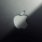 parte superior da tampa de um MacBook mostrando o logotipo da Apple