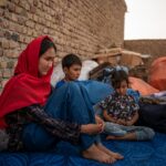 CILVEGOZU, TURQUIA - 13 DE DEZEMBRO: Famílias sírias que vivem na Turquia caminham em direção ao portão da fronteira de Cilvegozu para cruzar para a Síria depois que os rebeldes sírios depuseram o presidente Bashar al-Assad em 13 de dezembro de 2024 em Cilvegozu, Turquia. A queda do regime de Assad na semana passada levou muitos sírios na vizinha Turquia a tentarem reentrar no seu país de origem. A Turquia acolhe uma população de mais de 3 milhões de refugiados sírios, segundo estatísticas do ACNUR. (Foto de Burak Kara/Getty Images)