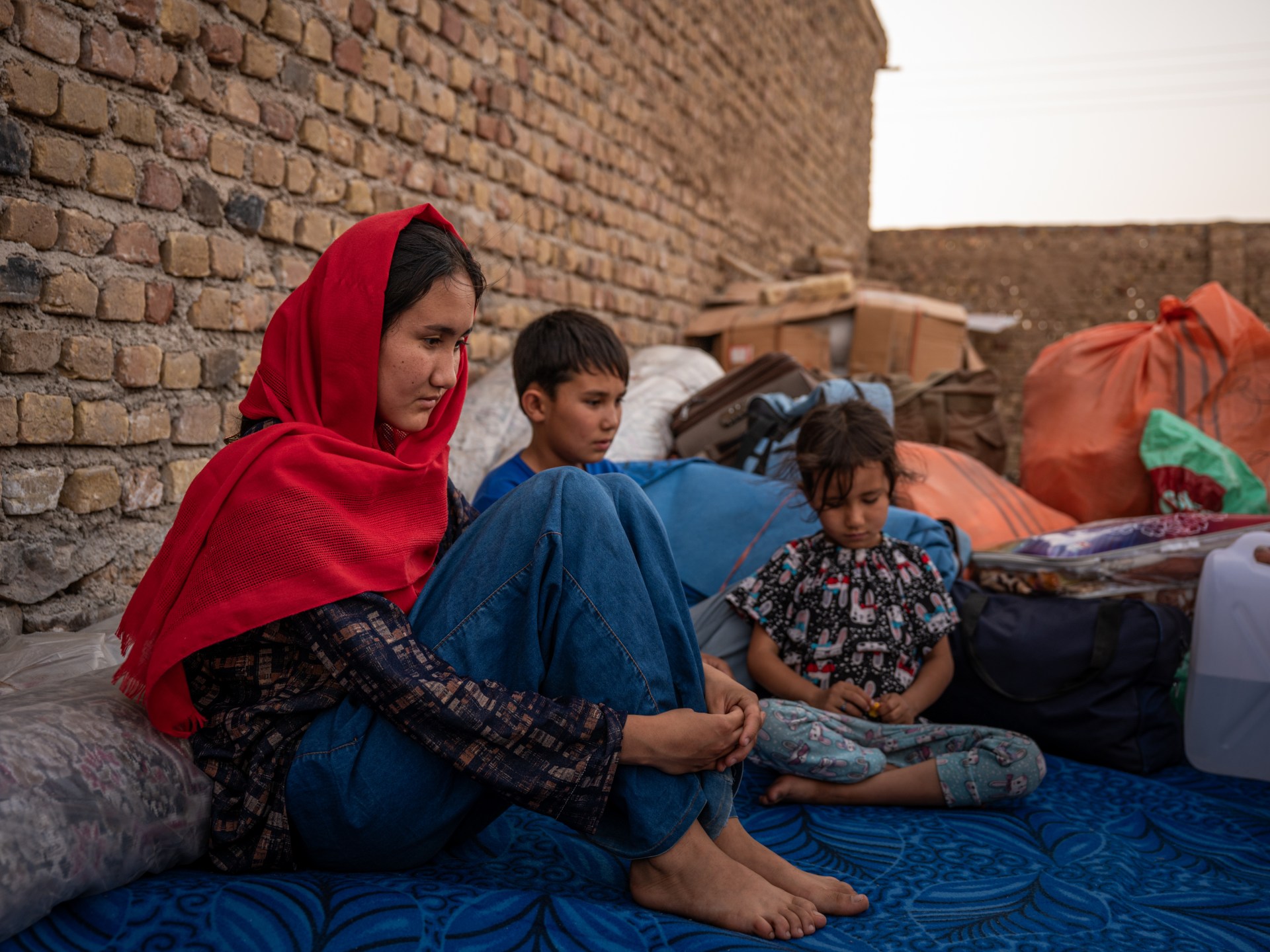 CILVEGOZU, TURQUIA - 13 DE DEZEMBRO: Famílias sírias que vivem na Turquia caminham em direção ao portão da fronteira de Cilvegozu para cruzar para a Síria depois que os rebeldes sírios depuseram o presidente Bashar al-Assad em 13 de dezembro de 2024 em Cilvegozu, Turquia. A queda do regime de Assad na semana passada levou muitos sírios na vizinha Turquia a tentarem reentrar no seu país de origem. A Turquia acolhe uma população de mais de 3 milhões de refugiados sírios, segundo estatísticas do ACNUR. (Foto de Burak Kara/Getty Images)