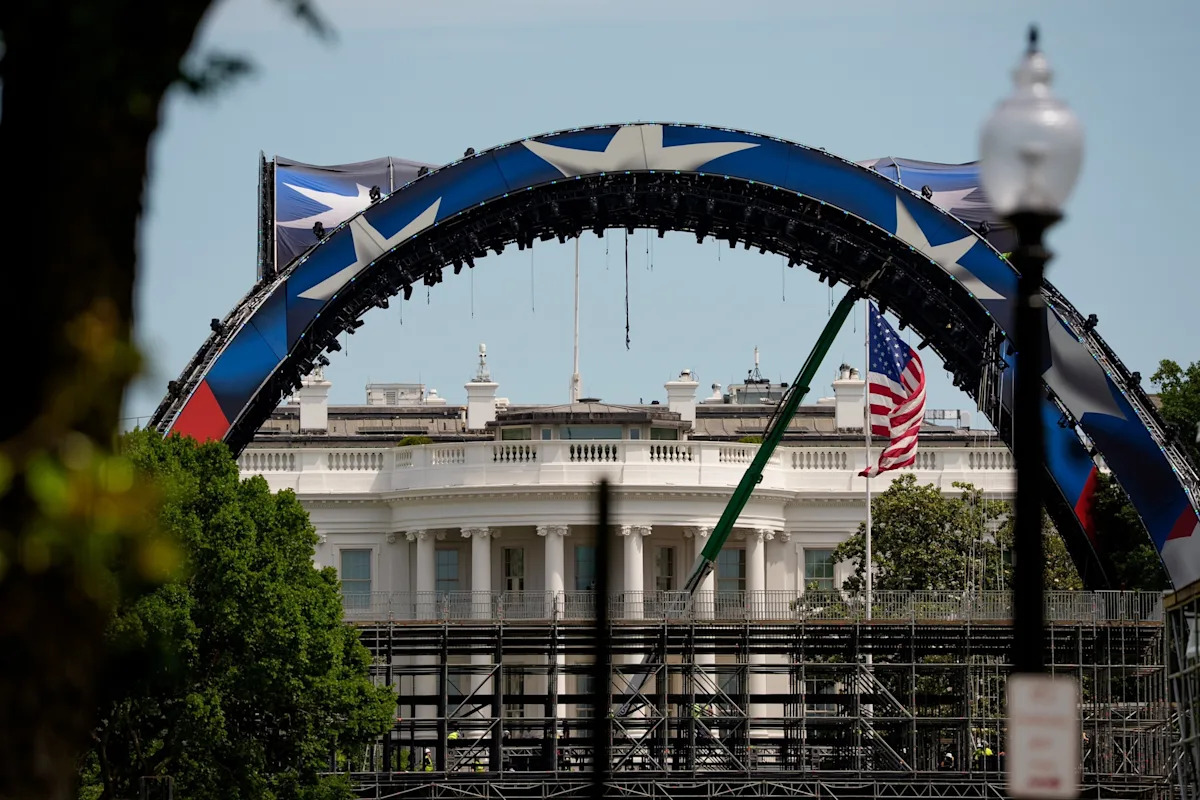 Andrew Harnik / Getty Images - FOTO: A construção continua no local para a próxima luta do UFC no gramado sul da Casa Branca em 1º de junho de 2026 em Washington, DC.