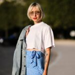BERLIM, ALEMANHA - 22 DE JUNHO: Sophia Geiss vista vestindo um top branco Almina Concept sem mangas, calças compridas de perna larga verde oliva The Frankie Shop, óculos de sol pretos Mango, uma bolsa de ombro marrom Gucci e chinelos Havaianas brancos em 22 de junho de 2026 em Berlim, Alemanha. (Foto de Jeremy Moeller/Getty Images)