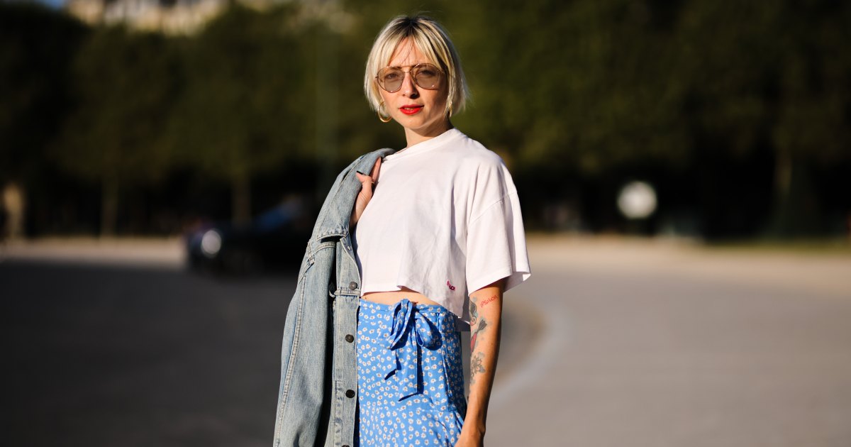 BERLIM, ALEMANHA - 22 DE JUNHO: Sophia Geiss vista vestindo um top branco Almina Concept sem mangas, calças compridas de perna larga verde oliva The Frankie Shop, óculos de sol pretos Mango, uma bolsa de ombro marrom Gucci e chinelos Havaianas brancos em 22 de junho de 2026 em Berlim, Alemanha. (Foto de Jeremy Moeller/Getty Images)