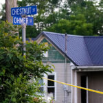 Casa no quarteirão 100 da Ohmer Street em Hamden, condado de Vinton, onde as autoridades estaduais e municipais afirmam ter resgatado 16 crianças que viviam em condições deploráveis ​​e prenderam quatro adultos em 30 de junho de 2026 em Hamden, Ohio.