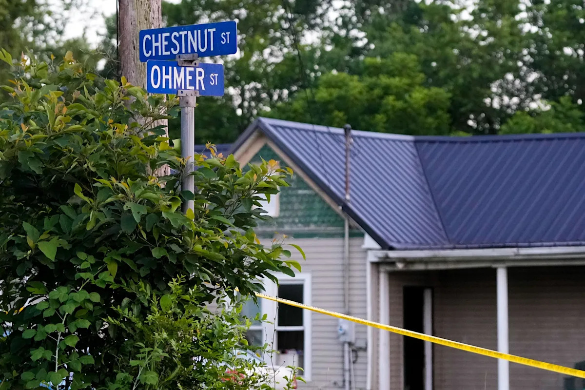 Casa no quarteirão 100 da Ohmer Street em Hamden, condado de Vinton, onde as autoridades estaduais e municipais afirmam ter resgatado 16 crianças que viviam em condições deploráveis ​​e prenderam quatro adultos em 30 de junho de 2026 em Hamden, Ohio.