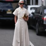 Uma jovem de vestido branco caminha pelas ruas da cidade. Conceito de pessoas, moda, estilo de vida, viagens e férias