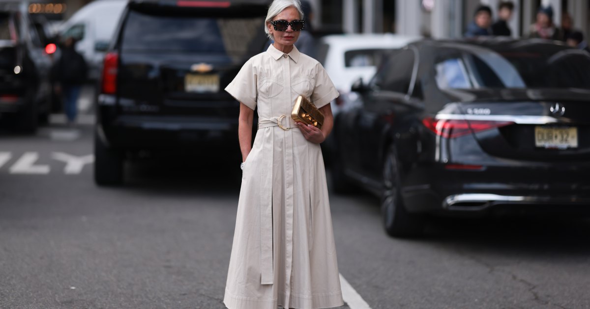 Uma jovem de vestido branco caminha pelas ruas da cidade. Conceito de pessoas, moda, estilo de vida, viagens e férias