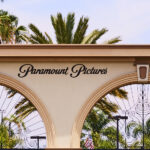 WGA processa para bloquear fusão entre Paramount e Warner Bros., alegando que os escritores receberão menos e terão menos oportunidades se o negócio for concretizado
