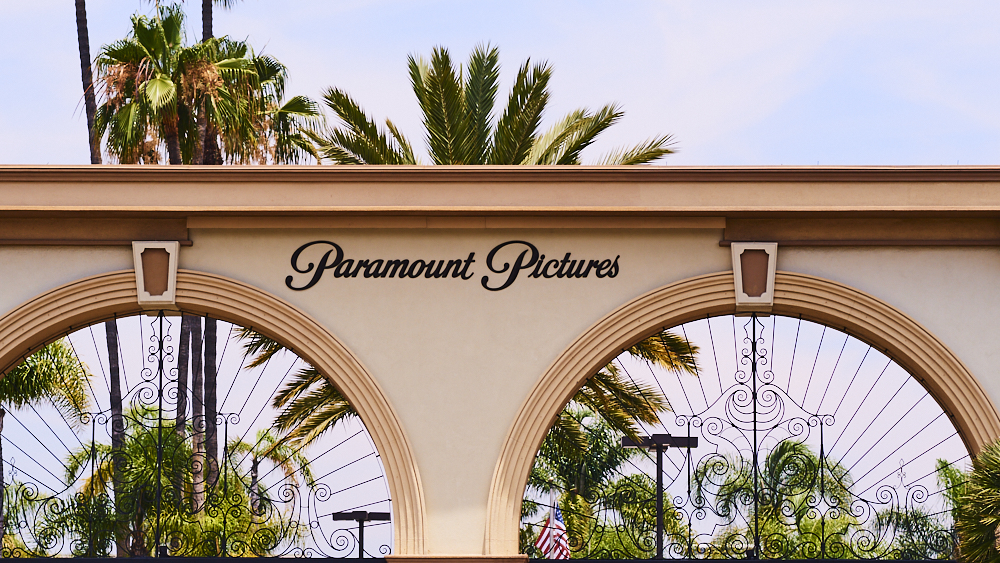 WGA processa para bloquear fusão entre Paramount e Warner Bros., alegando que os escritores receberão menos e terão menos oportunidades se o negócio for concretizado