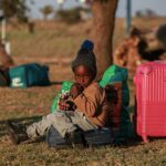 Brightman, de cinco anos, é um dos imigrantes ilegais apátridas que vive disfarçado na África do Sul com seu pai zimbabuense, Steve Hove,22