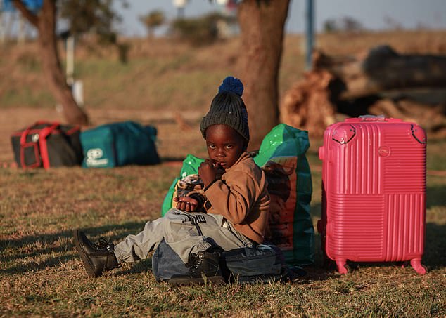 Brightman, de cinco anos, é um dos imigrantes ilegais apátridas que vive disfarçado na África do Sul com seu pai zimbabuense, Steve Hove,22