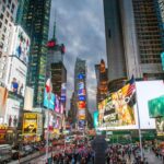 A Apple deveria sair completamente do negócio de publicidade? Foto mostra outdoors iluminados na Times Square de Nova York