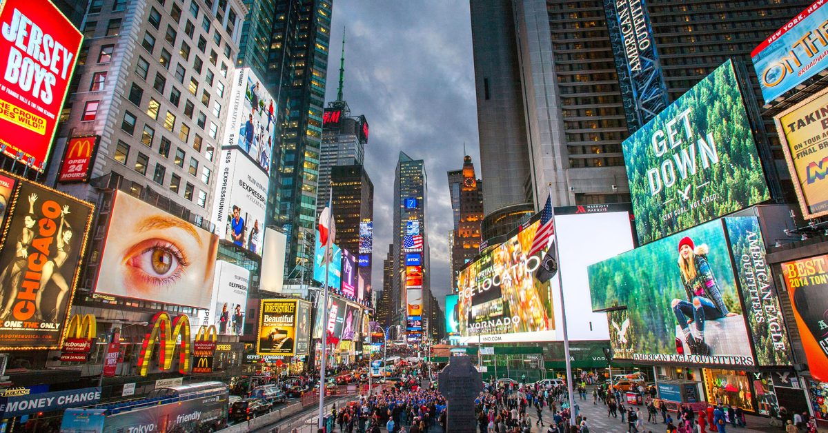 A Apple deveria sair completamente do negócio de publicidade? Foto mostra outdoors iluminados na Times Square de Nova York