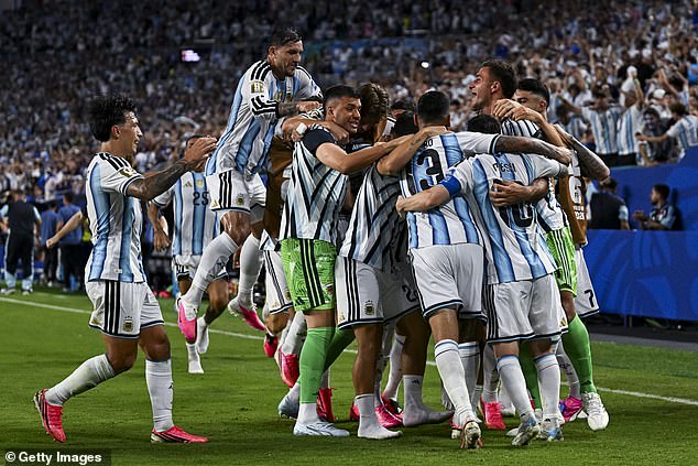 A Argentina venceu Cabo Verde em Miami graças a uma cabeçada tardia de Cristian Romero que desviou no braço de um zagueiro