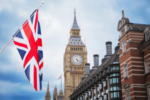 Union Jack voando em frente ao Big Ben em Londres, ilustrando as avaliações de risco financeiro da Comissão de Jogos do Reino Unido substituindo as verificações de acessibilidade.