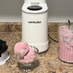 Os componentes do Nutribullet Chill incluem 16 onças. litro, bloco de lâmina e base do motor.