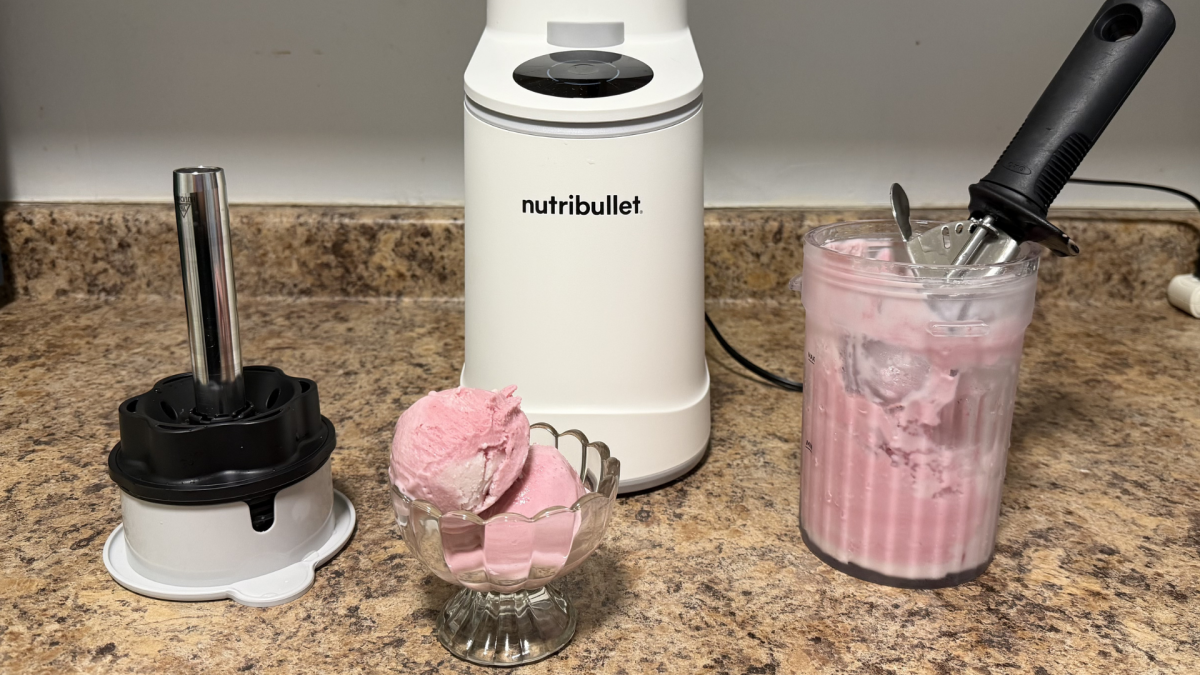 Os componentes do Nutribullet Chill incluem 16 onças. litro, bloco de lâmina e base do motor.