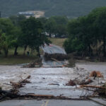 A ameaça de inundações perigosas continua no Texas, enquanto áreas duramente atingidas iniciam esforços de limpeza