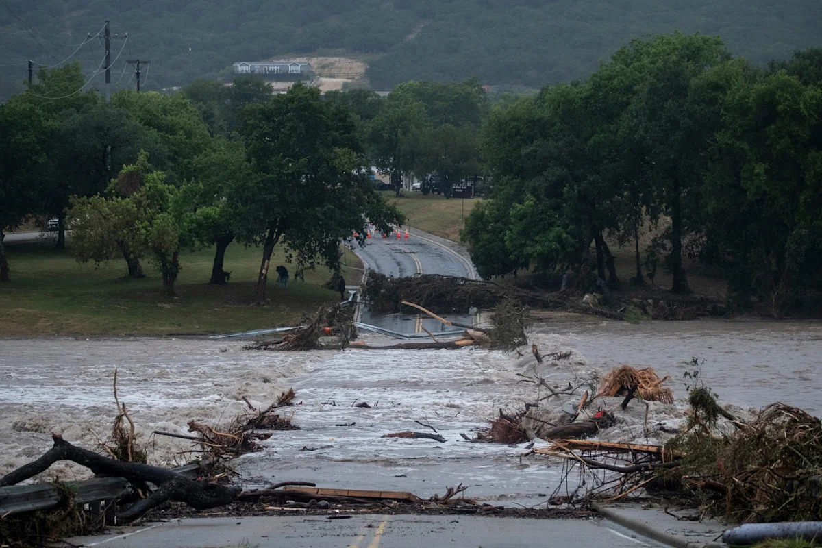 A ameaça de inundações perigosas continua no Texas, enquanto áreas duramente atingidas iniciam esforços de limpeza