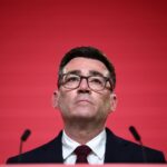 Futebol Futebol - Premier League - Everton v Sunderland - Hill Dickinson Stadium, Liverpool, Grã-Bretanha - 17 de maio de 2026 Andy Burnham, prefeito da Grande Manchester nas arquibancadas durante a partida REUTERS/David Klein EDITORIAL USE SOMENTE. NÃO UTILIZAR COM ÁUDIO, VÍDEO, DADOS, LISTAS DE FIXTURES, LOGOTIPO DE CLUBE/LIGA NÃO AUTORIZADOS OU SERVIÇOS 'AO VIVO'. USO ONLINE NA PARTIDA LIMITADO A 120 IMAGENS, SEM EMULAÇÃO DE VÍDEO. NÃO UTILIZAÇÃO EM APOSTAS, JOGOS OU PUBLICAÇÕES DE CLUBE/LIGA/JOGADOR ÚNICO. ENTRE EM CONTATO COM SEU REPRESENTANTE DE CONTA PARA MAIS DETALHES.