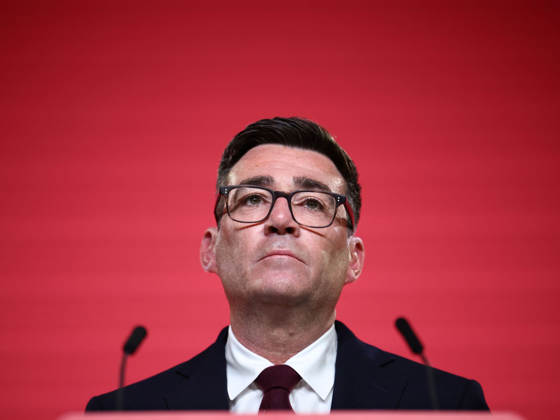 Futebol Futebol - Premier League - Everton v Sunderland - Hill Dickinson Stadium, Liverpool, Grã-Bretanha - 17 de maio de 2026 Andy Burnham, prefeito da Grande Manchester nas arquibancadas durante a partida REUTERS/David Klein EDITORIAL USE SOMENTE. NÃO UTILIZAR COM ÁUDIO, VÍDEO, DADOS, LISTAS DE FIXTURES, LOGOTIPO DE CLUBE/LIGA NÃO AUTORIZADOS OU SERVIÇOS 'AO VIVO'. USO ONLINE NA PARTIDA LIMITADO A 120 IMAGENS, SEM EMULAÇÃO DE VÍDEO. NÃO UTILIZAÇÃO EM APOSTAS, JOGOS OU PUBLICAÇÕES DE CLUBE/LIGA/JOGADOR ÚNICO. ENTRE EM CONTATO COM SEU REPRESENTANTE DE CONTA PARA MAIS DETALHES.