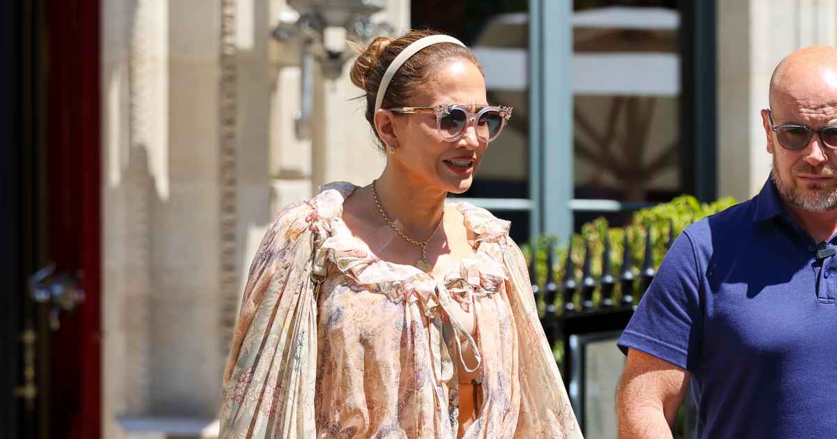 Victoria Beckham é vista em 2 de julho de 2026 em Paris, França.